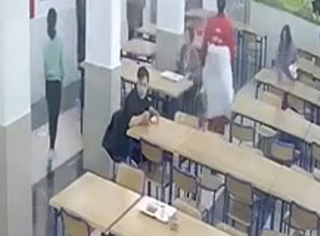 'Öğretmeni' Down sendromlu Emircan'ı sandalyeden düşürdü