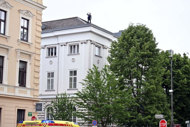 Slovenya'da muhalif milletvekili parlamento çatısına çıkarak intihar girişiminde bulundu