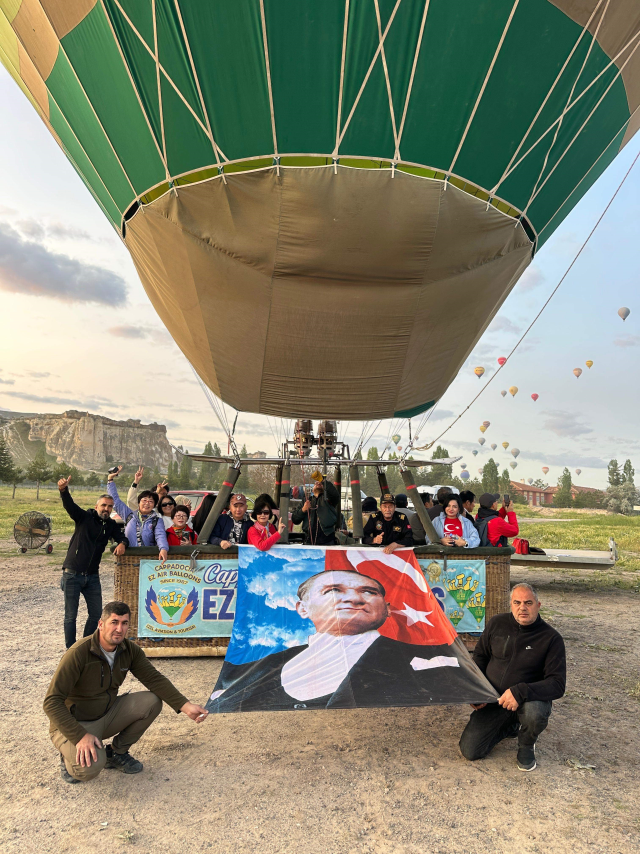 Kapadokya'da gökyüzü Türk bayrakları ve Atatürk posterleriyle süslendi