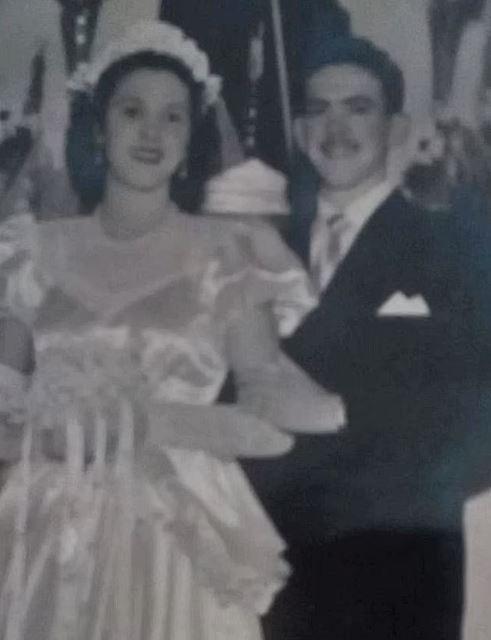 Ergenlik döneminde tanışan ve 74 yıl evli kalan çift aynı gün hayata veda etti Ergenlik döneminde tanışan ve 74 yıl evli kalan çift aynı gün hayata veda etti