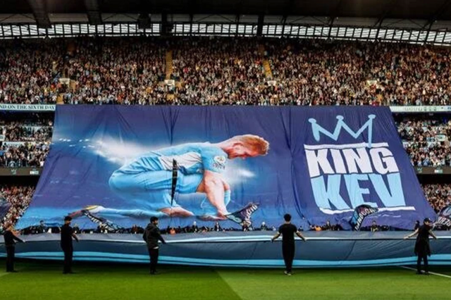 Kevin De Bruyne Etihad'daki son maçında inanılmaz bir gol kaçırdı Kevin De Bruyne Etihad'daki son maçında inanılmaz bir gol kaçırdı