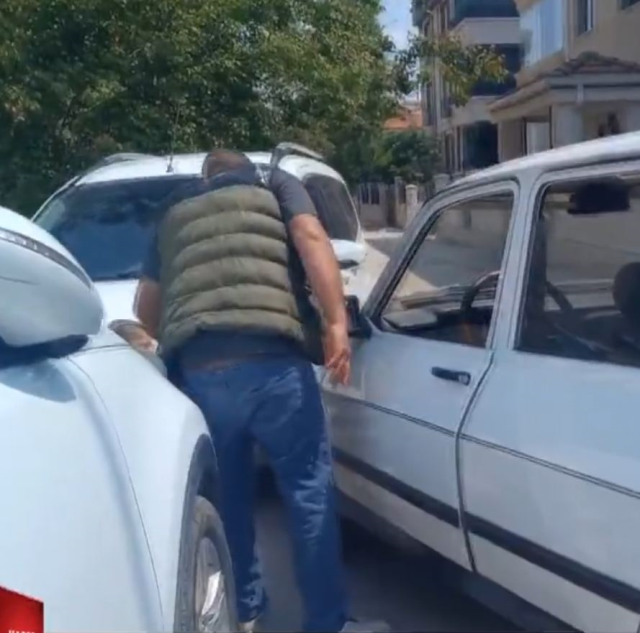 Küçük yaştaki bir çocuk, ailesinden habersiz aldığı otomobille kaza yaptı Küçük yaştaki bir çocuk, ailesinden habersiz aldığı otomobille kaza yaptı