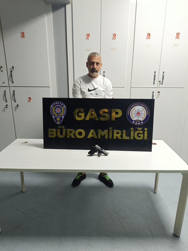 Aracına bindiği taksi şoförünü silahla tehdit edip gasbetti