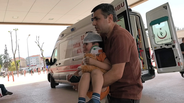 Kazada annesiyle yaralanan 2 yaşındaki çocuk oyuncağını bir an olsun bırakmadı