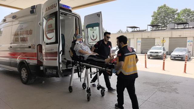 Kazada annesiyle yaralanan 2 yaşındaki çocuk oyuncağını bir an olsun bırakmadı