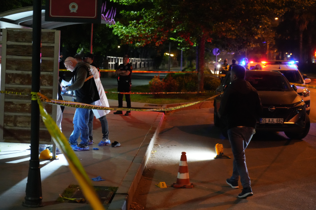 Emekli polis memuru otobüs durağında kendini başından vurdu Emekli polis memuru otobüs durağında kendini başından vurdu