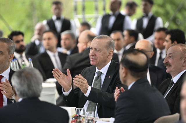 Cumhurbaşkanı Erdoğan'dan Azerbaycan'da dikkat çeken mesaj: Üç devlet tek millet Cumhurbaşkanı Erdoğan'dan Azerbaycan'da dikkat çeken mesaj: Üç devlet tek millet