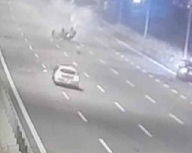 Küçük çocuk, takla atan araçtan yola fırladı: 5 yaralı Küçük çocuk, takla atan araçtan yola fırladı: 5 yaralı
