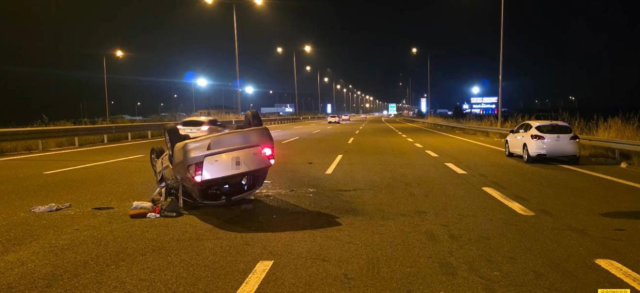 Küçük çocuk, takla atan araçtan yola fırladı: 5 yaralı Küçük çocuk, takla atan araçtan yola fırladı: 5 yaralı