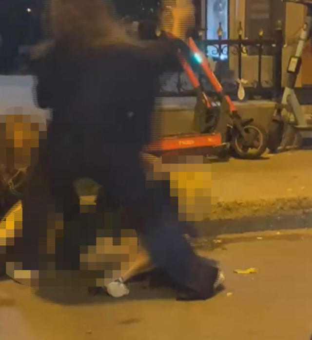Bir kadın, cadde ortasında iki kadını birden yere serip yumrukladı