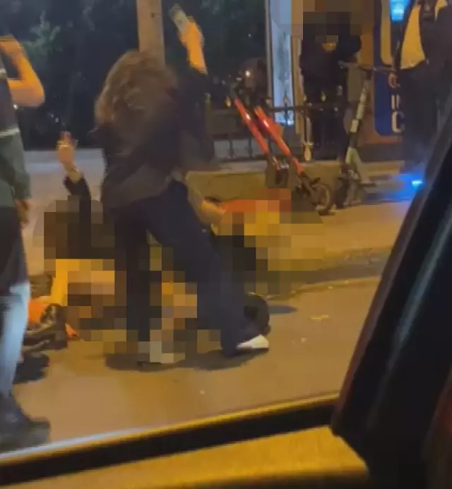 Bir kadın, cadde ortasında iki kadını birden yere serip yumrukladı