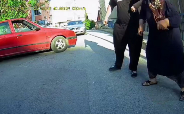 Aracından inerek diğer sürücüye bıçak çekti! Genç kız 'Baba gidelim' diye yalvardı