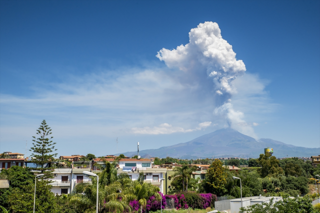 Etna Yanardağı güçlü şekilde kül ve lav püskürttü Etna Yanardağı güçlü şekilde kül ve lav püskürttü