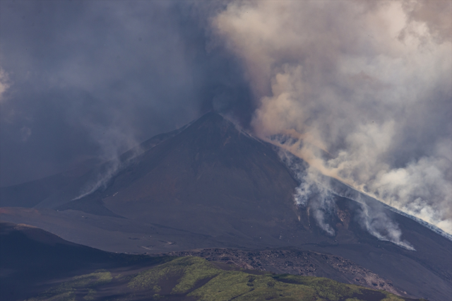 Etna Yanardağı güçlü şekilde kül ve lav püskürttü Etna Yanardağı güçlü şekilde kül ve lav püskürttü