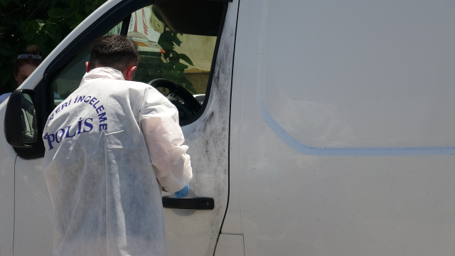 Aracını tamir ediyor zannettiler, cansız bedenini buldular