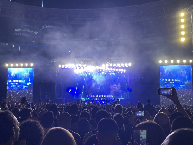 Guns N' Roses sahnede Mattia Ahmet Minguzzi'yi andı Guns N' Roses sahnede Mattia Ahmet Minguzzi'yi andı
