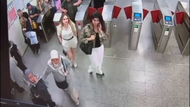 Marmaray'da Tartışma: Baba Eroğlu ve 'Mavi Gömlekli' Üniversite Öğrencisi Gündemde Marmaray'da Tartışma: Baba Eroğlu ve 'Mavi Gömlekli' Üniversite Öğrencisi Gündemde