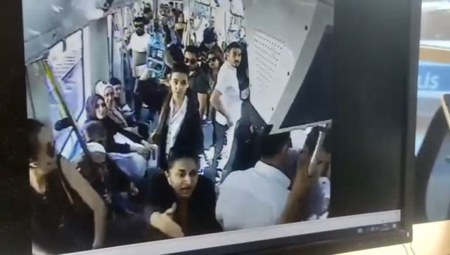 Marmaray'da Tartışma: Baba Eroğlu ve 'Mavi Gömlekli' Üniversite Öğrencisi Gündemde Marmaray'da Tartışma: Baba Eroğlu ve 'Mavi Gömlekli' Üniversite Öğrencisi Gündemde
