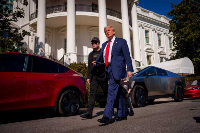Trump ile Musk arasındaki gerilim Tesla hisselerini yüzde 10'un üzerinde düşürdü Trump ile Musk arasındaki gerilim Tesla hisselerini yüzde 10'un üzerinde düşürdü