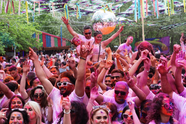 Yüzlerce İranlı turist Van'daki festivale akın etti Yüzlerce İranlı turist Van'daki festivale akın etti