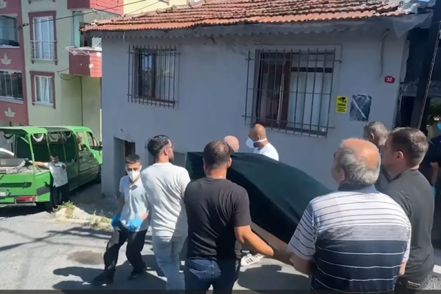Gaziosmanpaşa'da gecekondunun bahçesinde halıya sarılı ceset bulundu