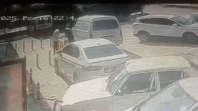 Önce tokalaştı sonra bacaklarından vurdu