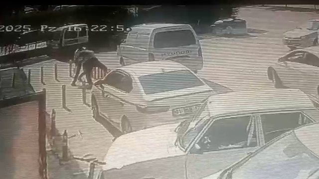 Önce tokalaştı sonra bacaklarından vurdu