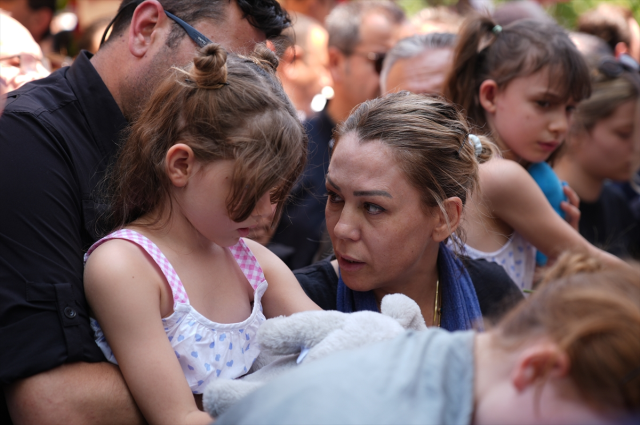 Ferdi Zeyrek'in cenazesini Özgür Özel defnetti Ferdi Zeyrek'in cenazesini Özgür Özel defnetti