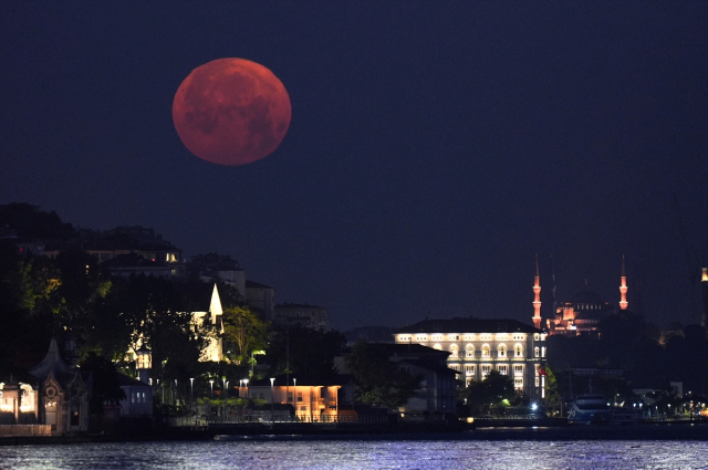 İstanbul'da yıllar sonra 'Çilek Dolunayı' görüldü! Mest eden görüntüler