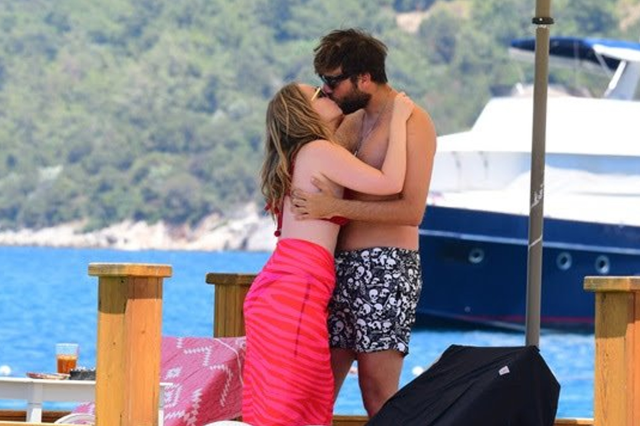 Plajda aşk rüzgarı! Hayal Köseoğlu sevgilisiyle romantik anlar yaşadı