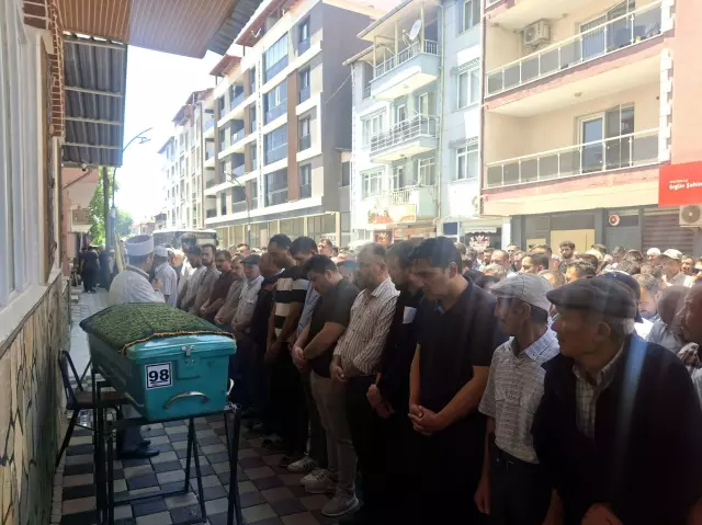 Traktör kazasında hayatını kaybeden gencin cenazesi yüzlerce kişinin katılımıyla toprağa verildi