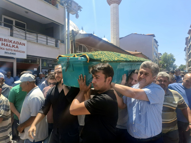 Traktör kazasında hayatını kaybeden gencin cenazesi yüzlerce kişinin katılımıyla toprağa verildi