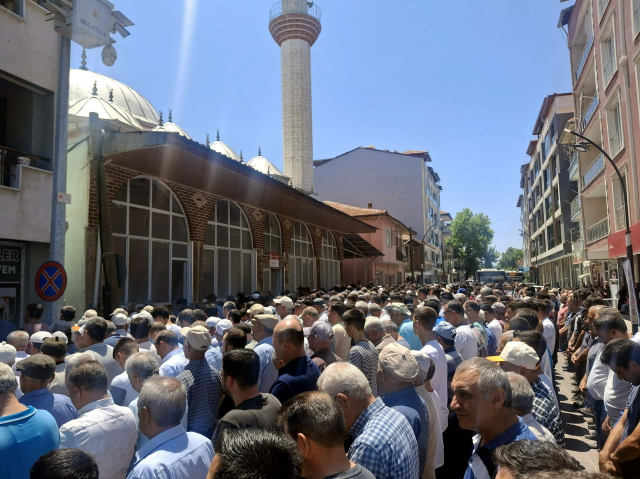 Traktör kazasında hayatını kaybeden gencin cenazesi yüzlerce kişinin katılımıyla toprağa verildi