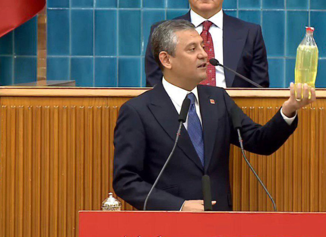CHP lideri Özel, elinde mazotla kürsüye çıktı: Al sana 50 TL'lik mazot