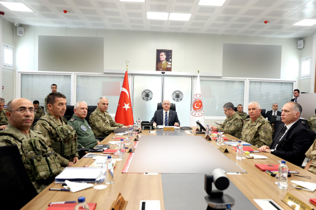 Milli Savunma Bakanı Yaşar Güler, İran sınırına çıkarma yaptı