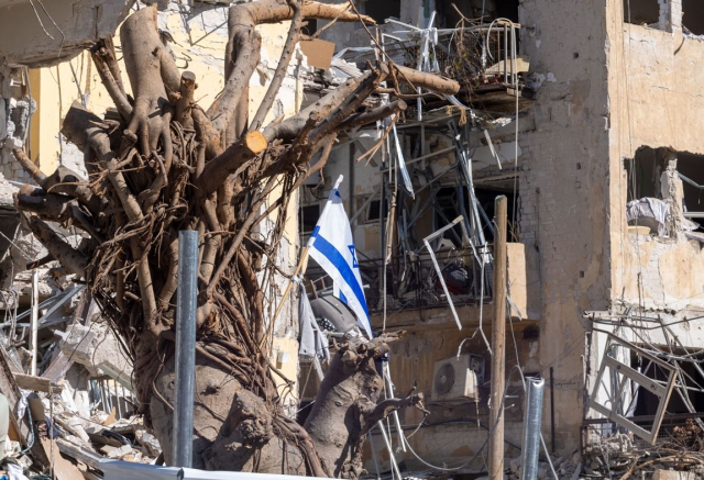 İran'ın vurduğu Tel Aviv'de büyük yıkım