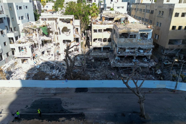İran'ın vurduğu Tel Aviv'de büyük yıkım