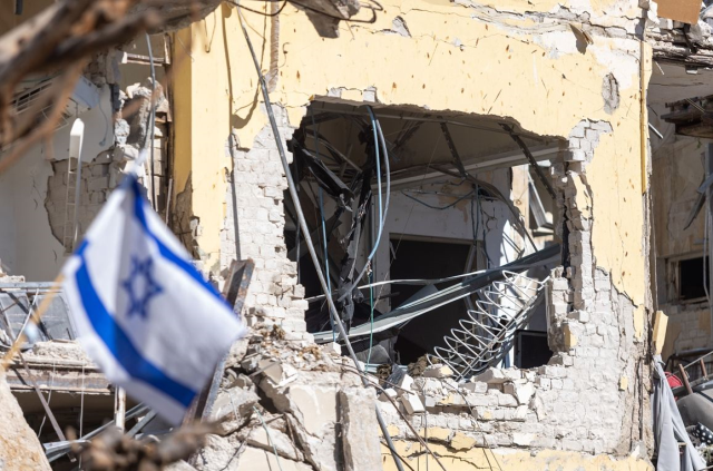 İran'ın vurduğu Tel Aviv'de büyük yıkım