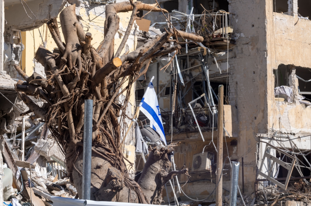 İran'ın vurduğu Tel Aviv'de büyük yıkım