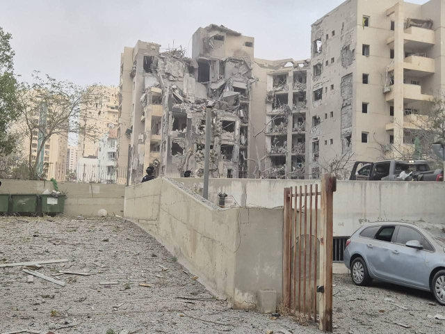İran ateşkes öncesi Beerşeba'ya bomba yağdırdı! 11 ölü, yüzlerce yaralı var İran ateşkes öncesi Beerşeba'ya bomba yağdırdı! 11 ölü, yüzlerce yaralı var
