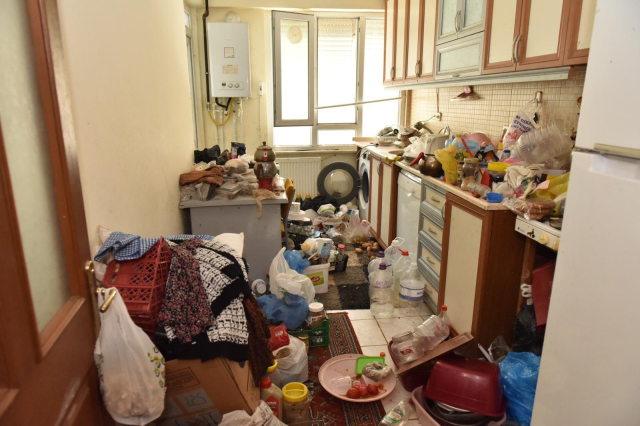 6 katlı binadan bu kez 20 kamyon çöp çıktı