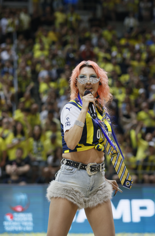 Yer yerinden oynadı! Fenerbahçe'nin şampiyonluk kutlamalarına ünlü akını