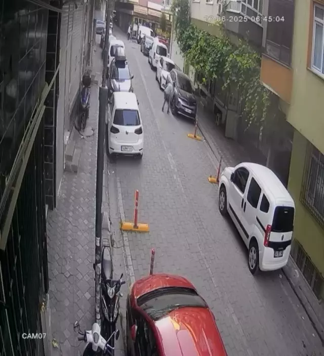 Zeytinburnu'nda sokak sokak dolaşıp araçların lastiklerini bıçakla patlattı