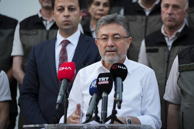 Bakan Yumaklı: Manisa ve İzmir'deki yangınların enerjisi düştü