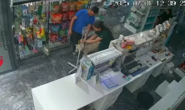 Deprem sırasında serum takılı köpeğin yanına koştu