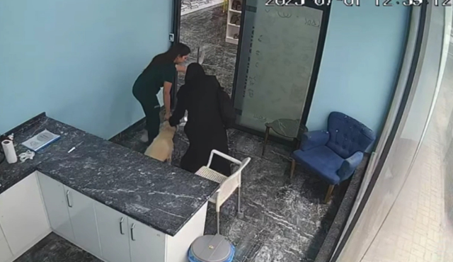 Deprem sırasında serum takılı köpeğin yanına koştu