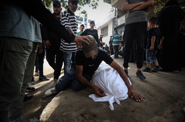 İsrail Gazze'ye 'Masal bitti, Hamas artık tarih oldu' yazılı bildiriler attı