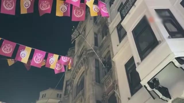 Leman protestoları sırasında binaya tırmanıp Tevhit bayrağı astı