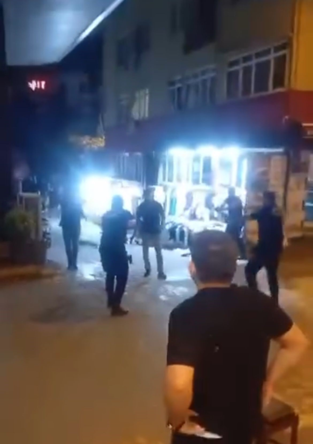 Ortalığı birbirine katıp polise bıçakla saldırdılar