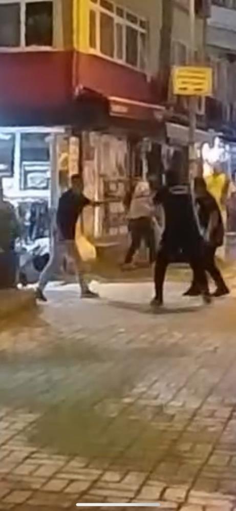 Ortalığı birbirine katıp polise bıçakla saldırdılar